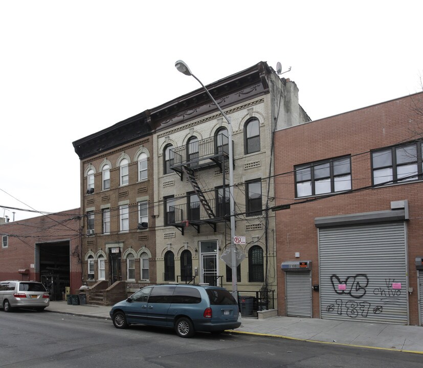 102 Grattan St in Brooklyn, NY - Building Photo