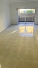 8240 NW 10th St, Unit 11 in Miami, FL - Building Photo - Building Photo