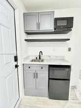 170 NE 60th St-Unit -EFFICENCY in Oakland Park, FL - Building Photo - Building Photo