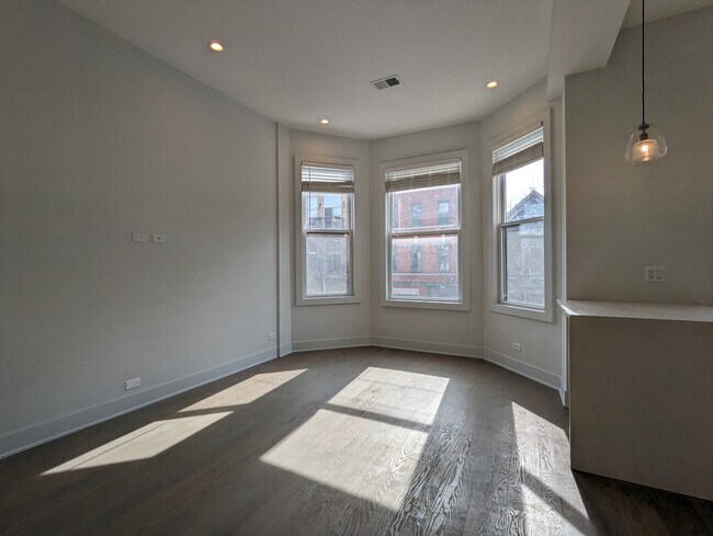 2121 W Belmont Ave, Unit 2F in Chicago, IL - Building Photo - Building Photo