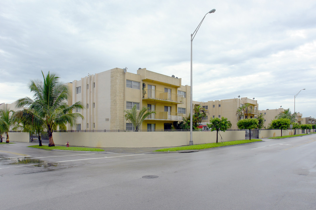 Regency Club Apartments in Hialeah, FL - Building Photo