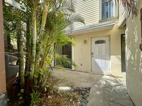 645 Executive Center Dr in West Palm Beach, FL - Building Photo - Building Photo