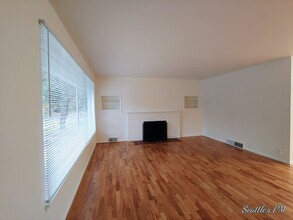 16532 Beach Dr NE in Lake Forest Park, WA - Building Photo - Building Photo