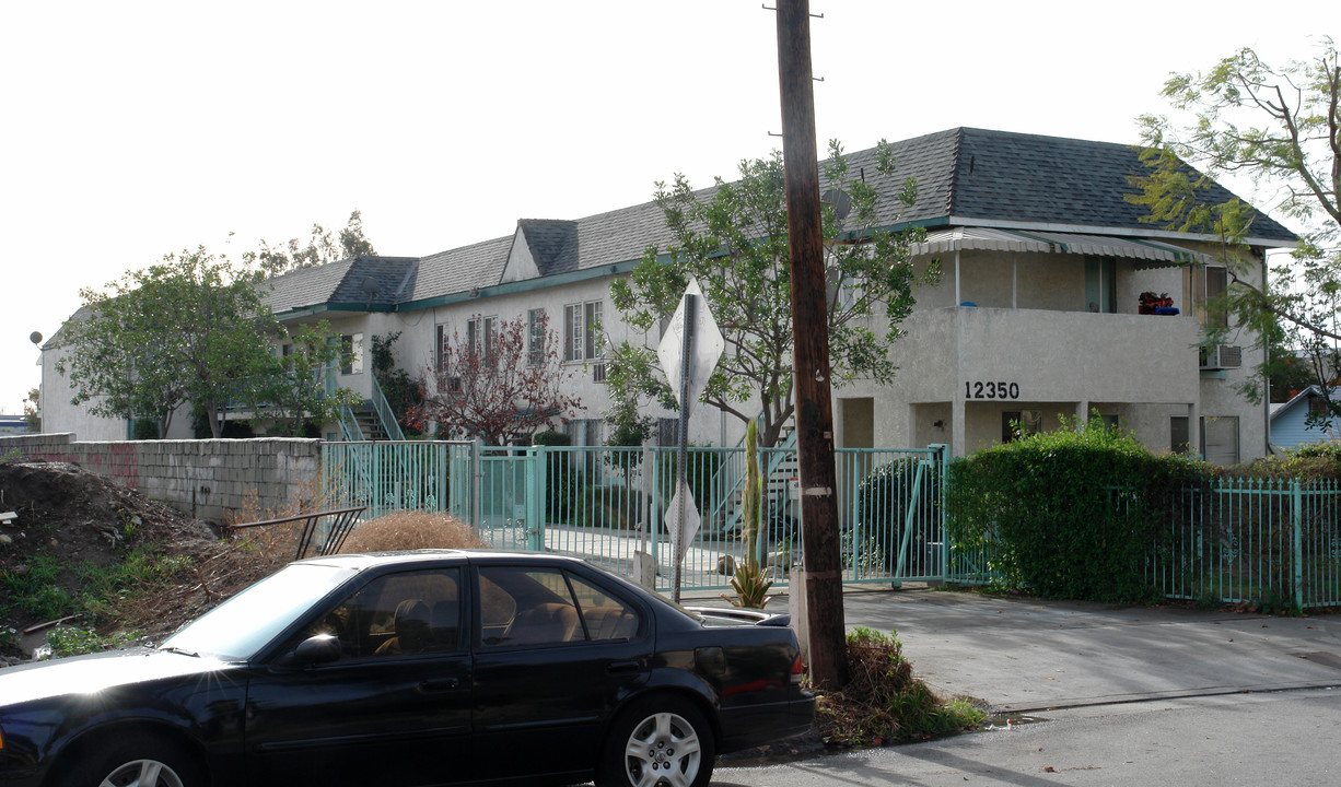 12350 Osborne Pl in Pacoima, CA - Foto de edificio