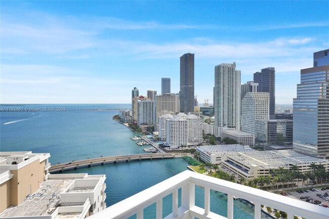 801 Brickell Key Blvd in Miami, FL - Foto de edificio - Building Photo