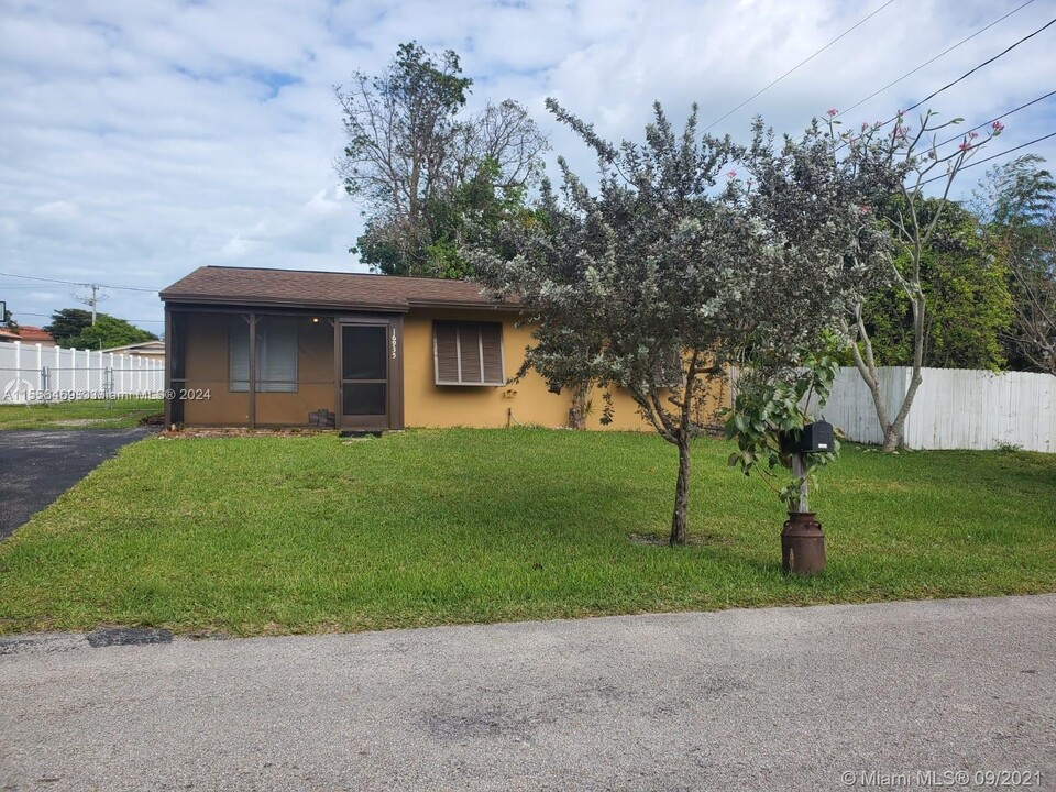 16935 SW 93rd Ave in Palmetto Bay, FL - Building Photo