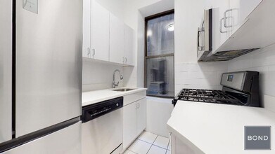 166 W 72nd St in New York, NY - Building Photo - Building Photo
