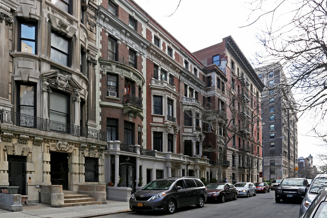 305 W 105th St in New York, NY - Building Photo