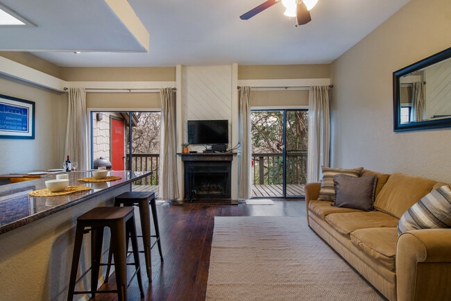 2008 Jones Rd in Austin, TX - Building Photo - Building Photo