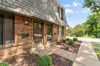 1905 Mansard Dr in St. Louis, MO - Building Photo - Building Photo