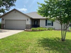 120 Hemlock Ct in Hollister, MO - Building Photo