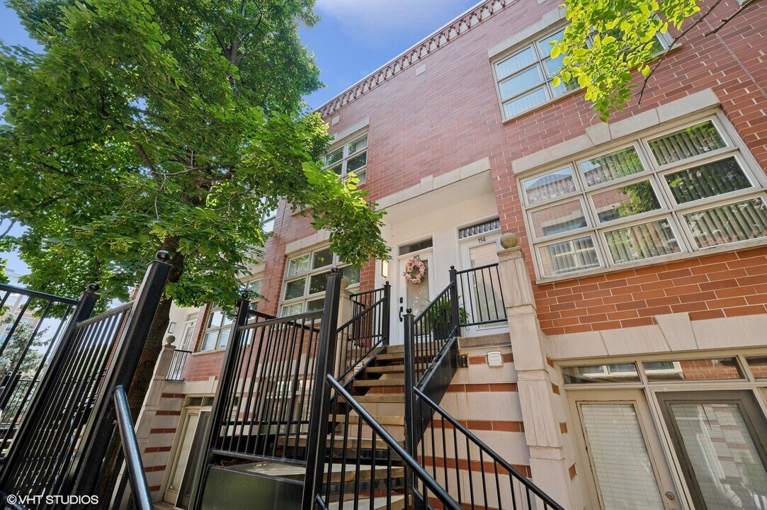 855 W Erie St in Chicago, IL - Foto de edificio