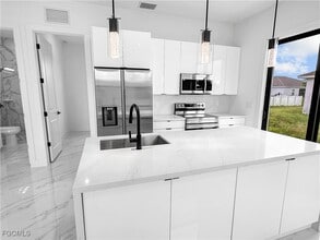 916 Sara Ave N in Lehigh Acres, FL - Building Photo - Building Photo