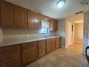513 N Bois D Arc St in Holliday, TX - Building Photo - Building Photo