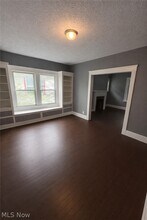 13605 Gainsboro Ave in East Cleveland, OH - Foto de edificio - Building Photo