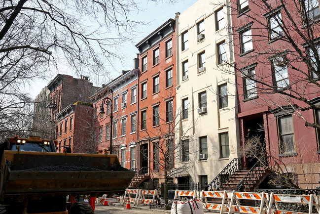 23 Bank St in New York, NY - Building Photo - Building Photo