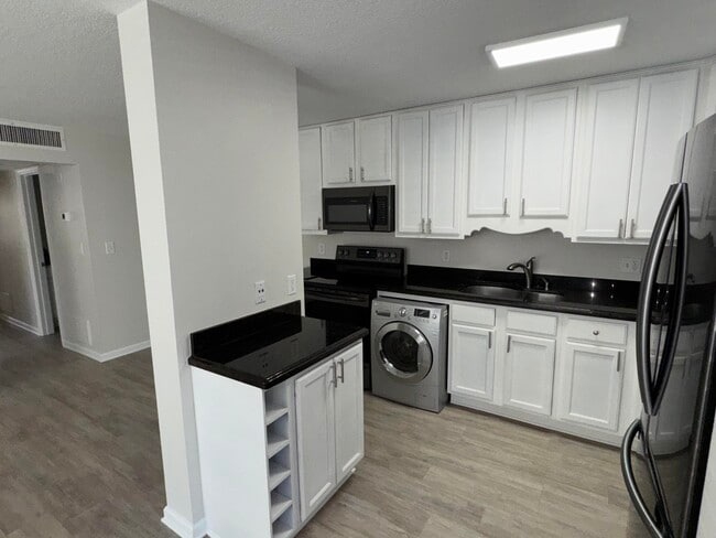 102 N Lakeside Dr in Lake Worth Beach, FL - Building Photo - Building Photo