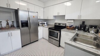 20 Park Dr in Bal Harbour, FL - Building Photo