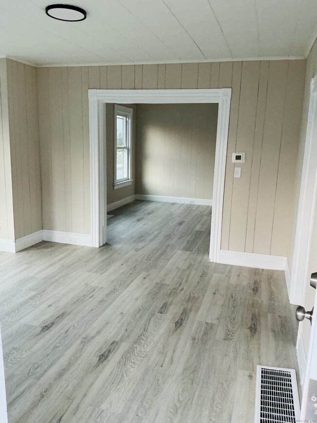 112 Brookside Ave in Torrington, CT - Building Photo - Building Photo