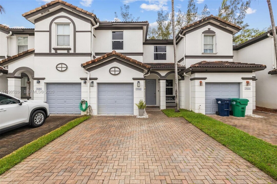 7852 NW 116 Pl in Medley, FL - Building Photo