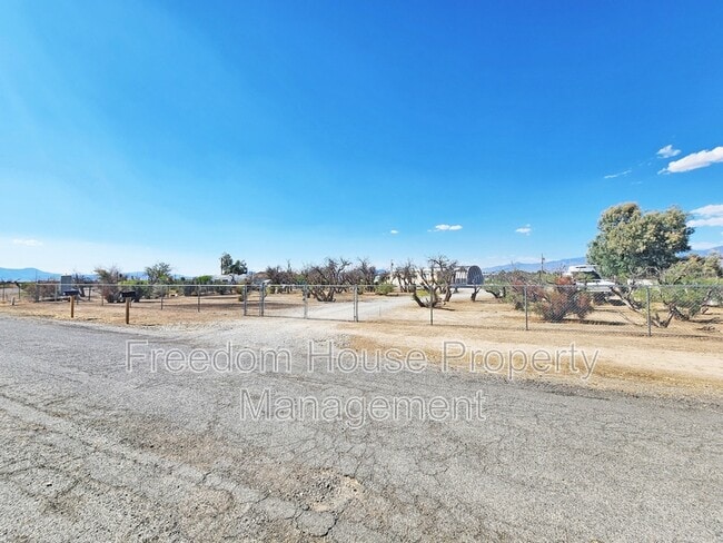 800 Julia St in Pahrump, NV - Building Photo - Building Photo
