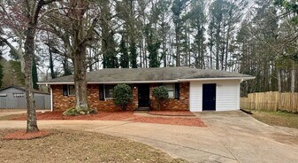 2456 Clay Rd SW in Austell, GA - Building Photo