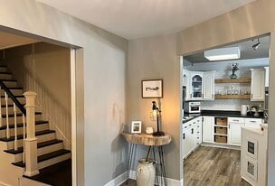 561 Russell Rd in Lawrenceville, GA - Building Photo