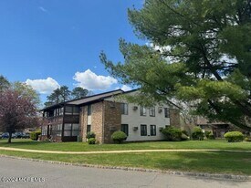 118 Amberly Dr in Englishtown, NJ - Building Photo