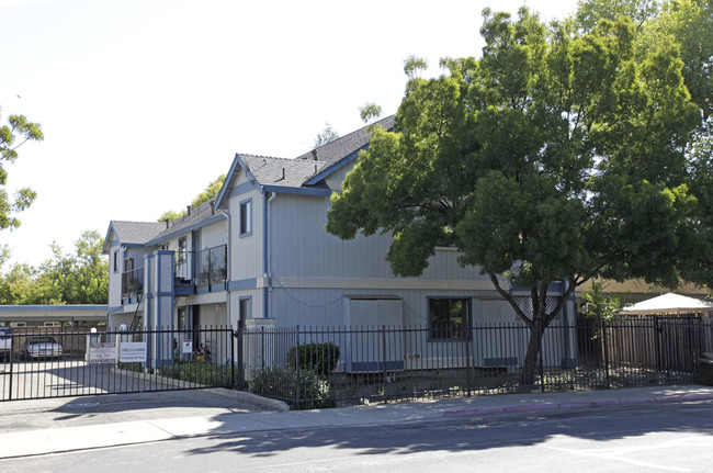 1670 Detroit Ave in Concord, CA - Foto de edificio - Building Photo