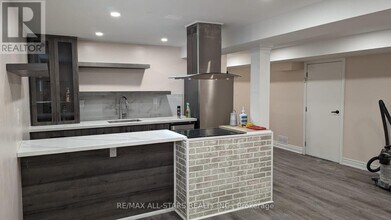 48 Fencerow Dr in Whitby, ON - Building Photo - Building Photo