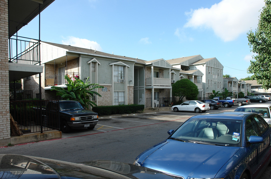 Melrose Place Apartments in Dallas, TX - Building Photo