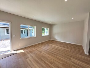 13822 SE Oatfield Rd in Milwaukie, OR - Building Photo - Building Photo