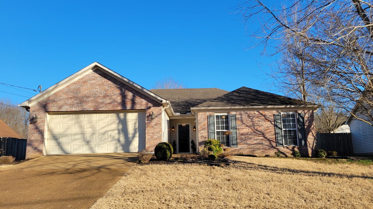 202 Bent Oaks Dr in Jackson, TN - Building Photo