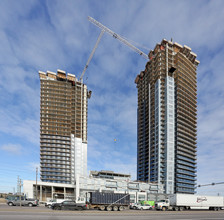 Centro Square Condos in Vaughan, ON - Building Photo - Building Photo