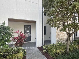 10437 NW 82nd St in Doral, FL - Building Photo