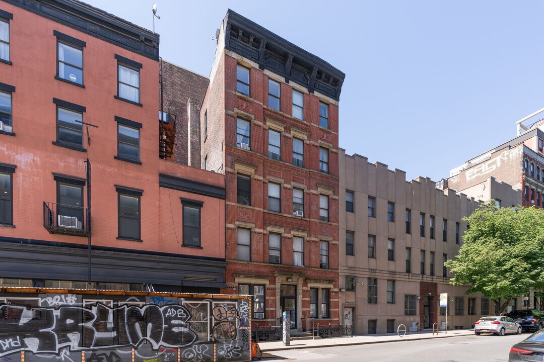 46 E 7th St in New York, NY - Building Photo