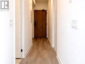 1 Fairview Rd E in Mississauga, ON - Building Photo - Building Photo