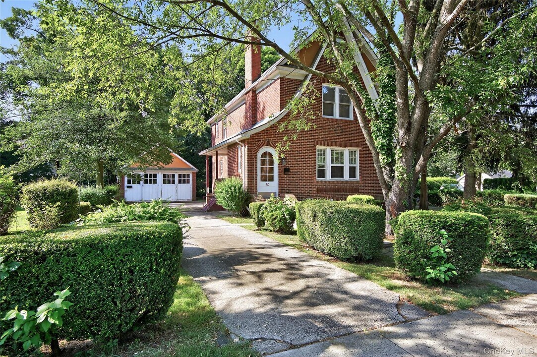 12 Bogart Ave in Port Washington, NY - Building Photo