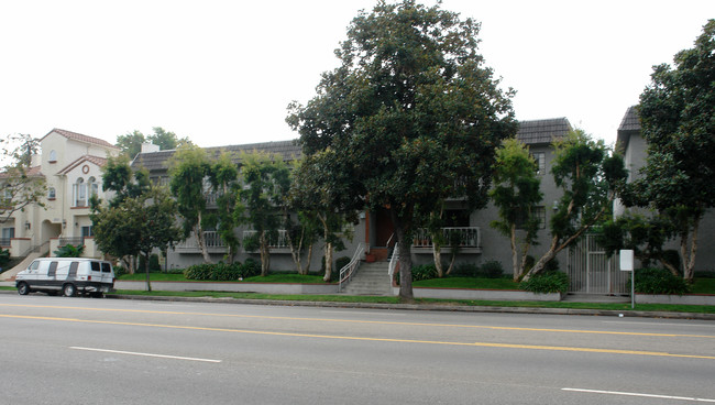 14814 Burbank Blvd in Van Nuys, CA - Foto de edificio - Building Photo