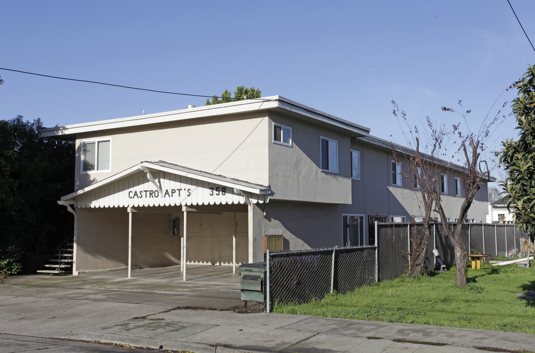 Castro Apartments in San Leandro, CA - Building Photo