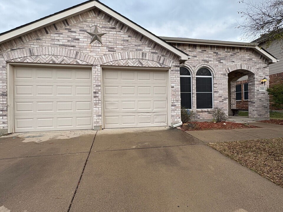 13900 Rustler Pass Ranch Rd in Roanoke, TX - Building Photo