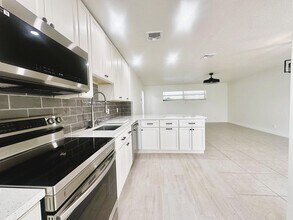 19 Colonial Club Dr in Boynton Beach, FL - Building Photo - Building Photo