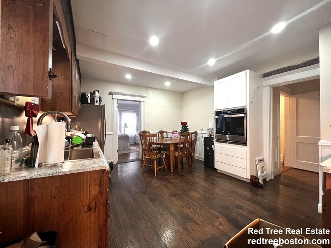 200 Commonwealth Ave, Unit 1 in Chestnut Hill, MA - Building Photo - Building Photo