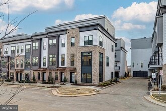 2070 Tysons Ridgeline Rd in Falls Church, VA - Foto de edificio - Building Photo