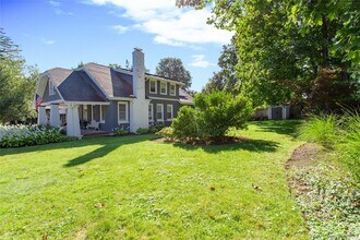 30 Sterling Ct in Huntington, NY - Building Photo - Building Photo