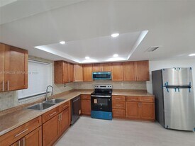 5100 SW 90th Ave in Cooper City, FL - Building Photo