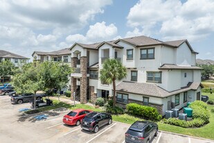 Vizcaya Apartments in Houston, TX - Building Photo