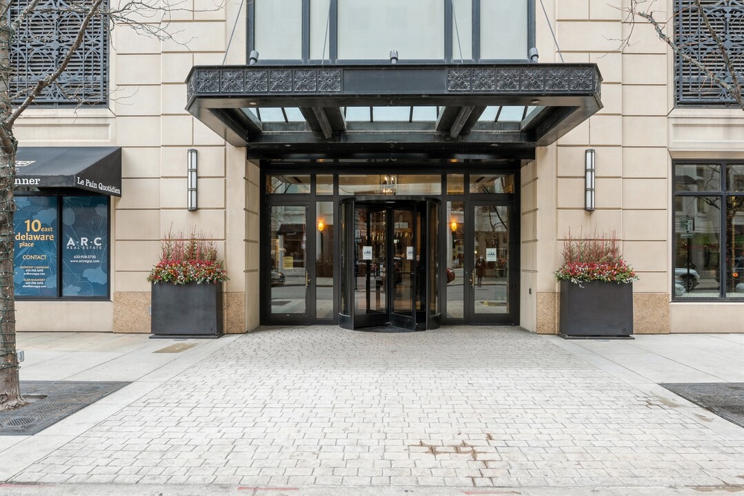 10 E Delaware Pl in Chicago, IL - Foto de edificio