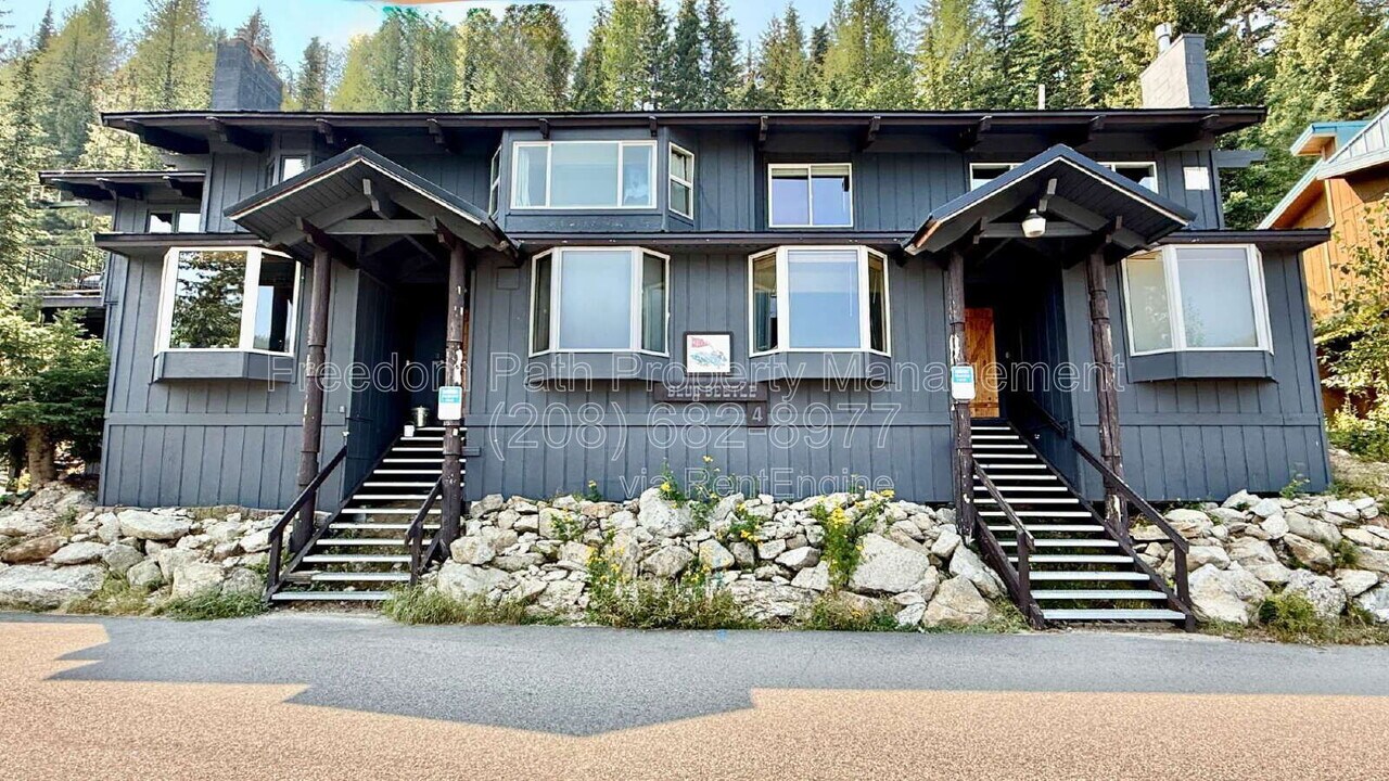 240 Mogul Hill Rd in Sandpoint, ID - Building Photo