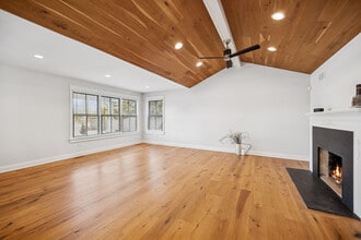 525 W Deerpath Rd in Lake Forest, IL - Building Photo - Building Photo